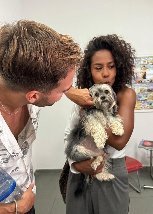 Adam y Fela con Kalima, la mascota de Tourinews