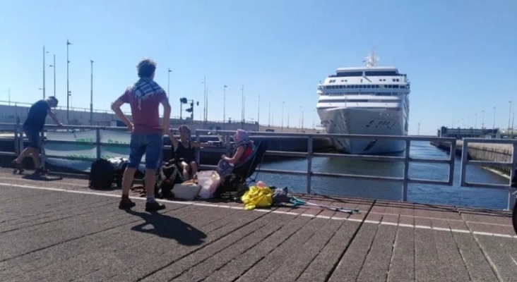 Se repite el modus operandi: grupos ecologistas se encadenan para bloquear cruceros en Ámsterdam Foto: Extinction Rebellion 