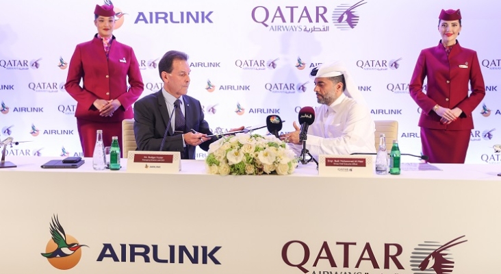 Rodger Foster, director ejecutivo de Airlink y Badr Mohammed Al Meer, el director ejecutivo del grupo Qatar Airways