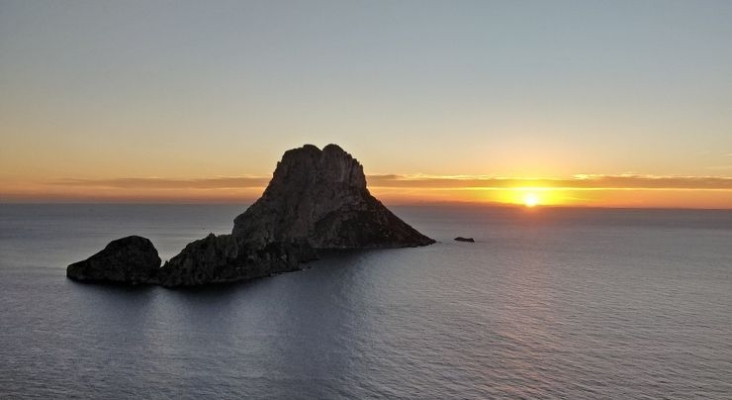 Ecologistas denuncian al Govern balear ante Bruselas por la saturación del mirador de Es Vedrà (Ibiza)