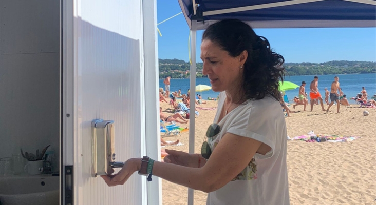 Dispensador en playa de Ferrol