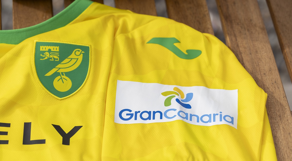 Logo de Gran Canaria en camiseta del Norwich