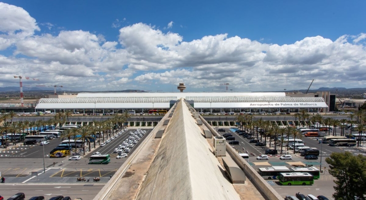 Aena licita la instalación de placas solares en el parking del aeropuerto de Mallorca | Foto: Aena