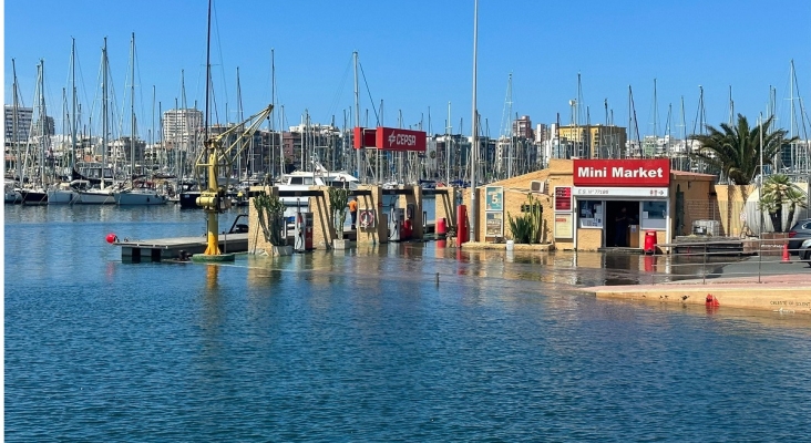 El agua acecha a la gasolinera del Muelle Deportivo de Las Palmas de GC, cuna de la ARC