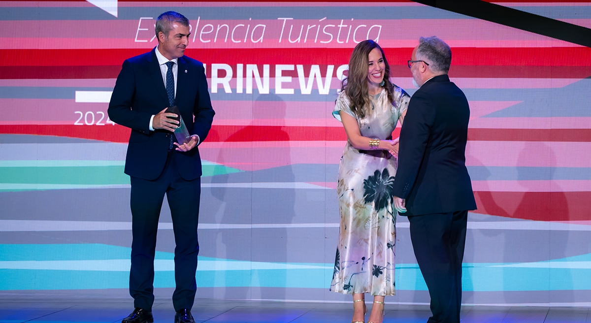 Ignacio Moll saludando a la consejera de Turismo y Empleo