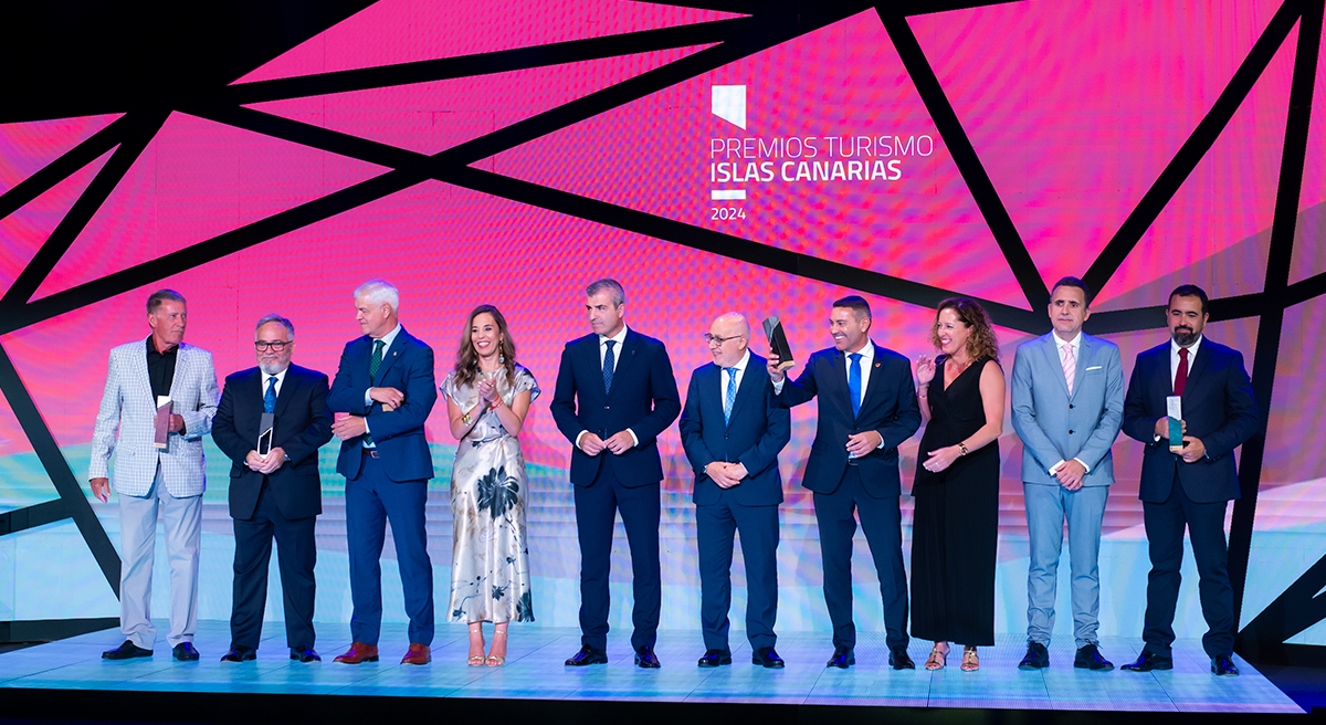 Foto de familia de los ganadores de los Premios Turismo Islas Canarias 2024 junto a las autoridades que presidieron la gala