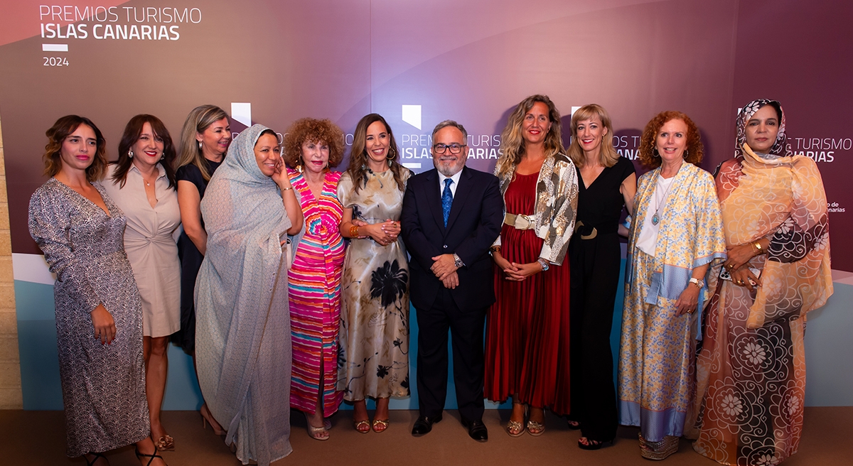 La consejera de Turismo, representantes diplomáticos y otros asistentes posando en el Photocall