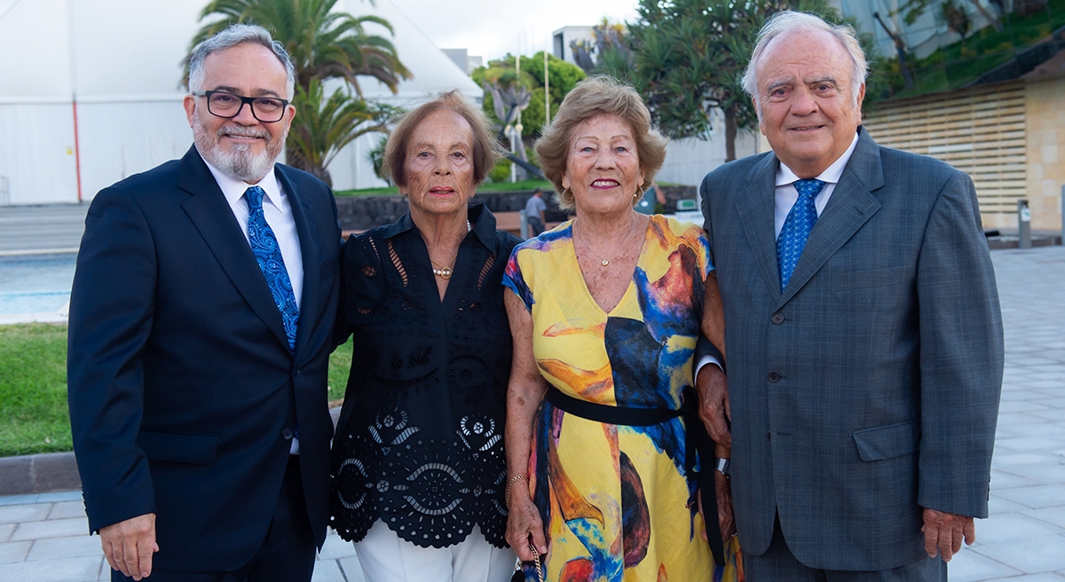 Ignacio Moll con su tía Nora Morales y sus padres Isabela Mendoza y José Luis Moll