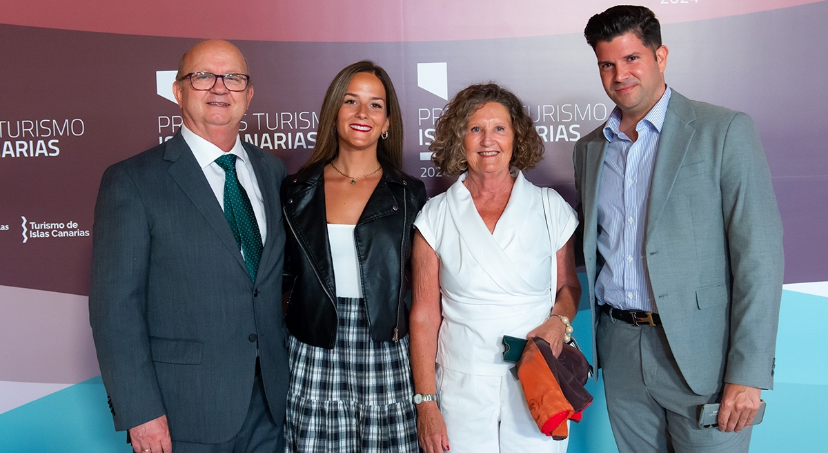 Juan González con sus hijos Mercedes y Alfonso y su hermana Tere González