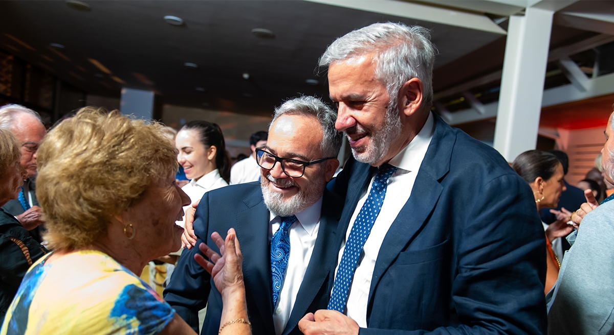 Isabela Mendoza charla con Ignacio Moll y el rector de la ULPGC Lluís Serra