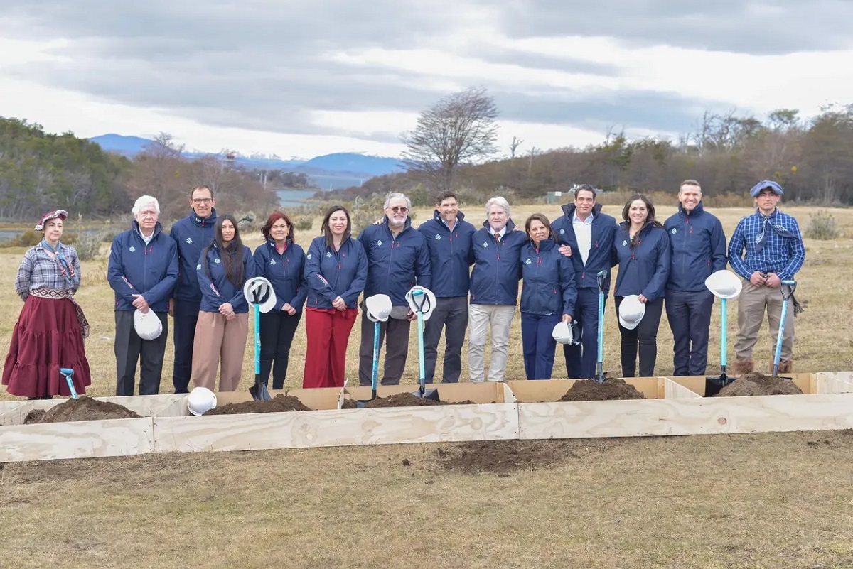 El inicio de la construcción se celebró con una ceremonia de colocación de la primera piedra