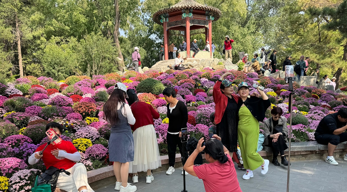 Turistas tomándose fotos durante sus vacaciones. Foto Tourinews