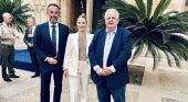 El presidente de la FEBT, Rafael Roig, junto a Marga Prohens, presidenta del Govern, y José Luis Mateo, conseller de Movilidad.