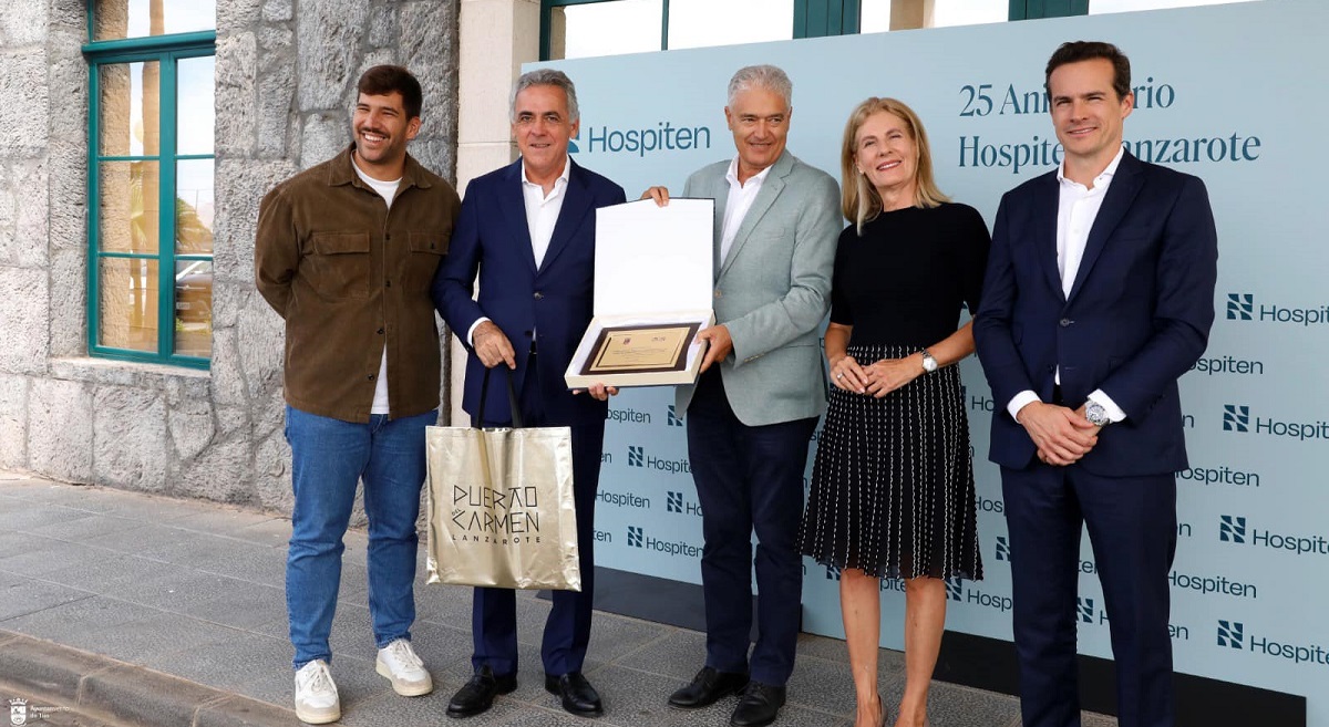 Ismael Cruz, concejal de Sanidad Tías; Juan José Hernández Rubio, presidente Ejecutivo Hospiten; José Juan Cruz, alcalde de Tías; Diana Cobiella, consejera de Hospiten; y Pedro Luis Cobiella Beauvais, CEO de Hospiten