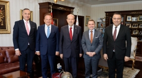 Cenk Alkocoğlu (Puzzle Travel), Hüseyin Baraner (TCWTF), Ersin Tatar (presidente de Chipre del Norte),Thomas Bösl y Gökhan Güler (asesor del presidente)