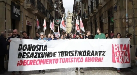 Protesta ciudadana contra la masificación turística en San Sebastián. Foto Bizilagunekin