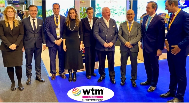 La familia Kiessling junto a la consejera de Turismo del Gobierno de Canarias, Jessica de León, y otras autoridades en el stand del Grupo Loro Parque.