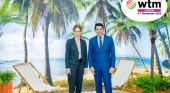 Sabina Fluxá, vicepresidenta y CEO del Grupo Iberostar, junto a David Collado, ministro de Turismo de R. Dominicana, en la WTM