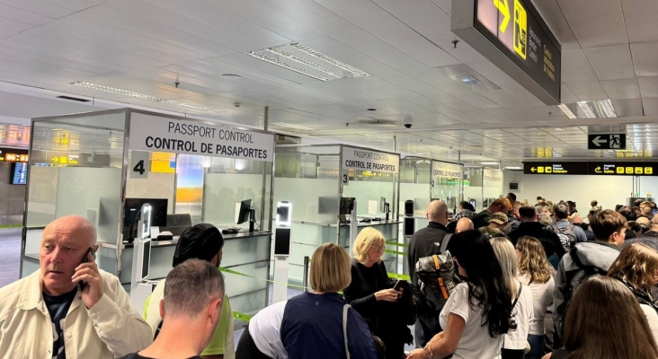 Colas en el Aeropuerto de Tenerife Sur. Foto Ashotel