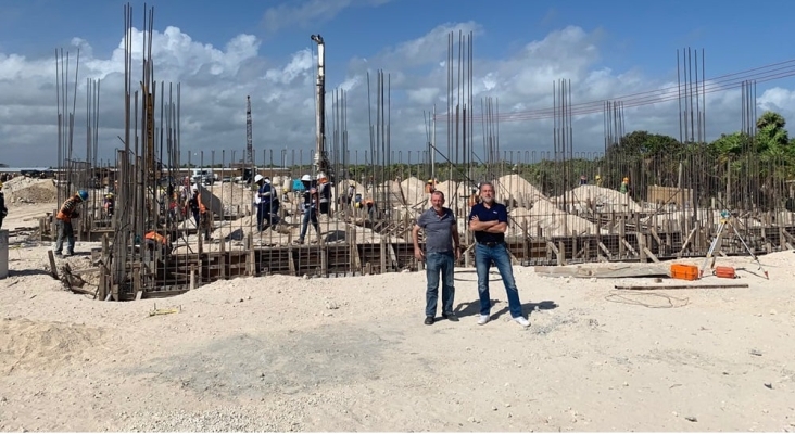 Luis Riu, a la derecha, y José María Sanchís supervisan la construcción del Hotel Riu Latino en Costa Mujeres (México)