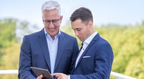 Gerald Kassner, a la izquierda, junto a su hijo Steffen, responsable del área digital de Schauinsland Reisenla compañía