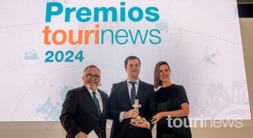 Ignacio Moll, CEO de Tourinews; Luis Martín, viceoncejero de Cultura, Turismo y Deporte de la Comunidad de Madrid y la periodista Katherine Hernández