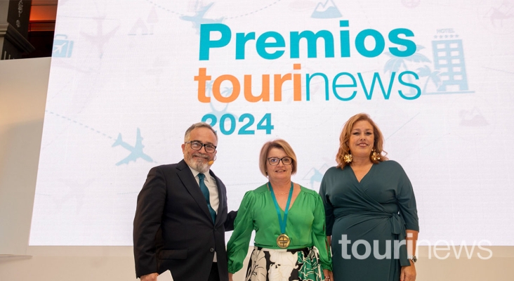 Ignacio Moll, CEO de Tourinews; Carmelina Rodríguez, "Ilustre del Turismo"; y Astrid Pérez, presidenta del Parlamento de Canarias