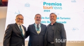 Ignacio Moll, CEO de Tourinews; Pablo Batlle, "Ilustre del Turismo"; y Juan Manuel Benítez, decano de la Facultad de Economía, Empresa y Turismo de la ULPGC 