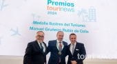 Ignacio Moll, CEO de Tourinews; Manuel Gruñeiro, "Ilustre del Turismo"; y Thomas Bösl, director de Estrategia y Desarrollo Internacional de RTG