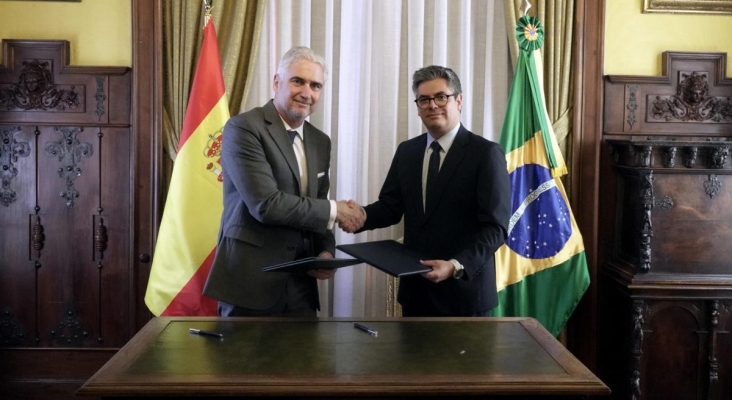 Acto de firma País Socio FITUR 2025 por el Embajador de Brasil, Orlando Leite Ribeiro, y el vicepresidente ejecutivo de IFEMA Madrid, Daniel Martínez.