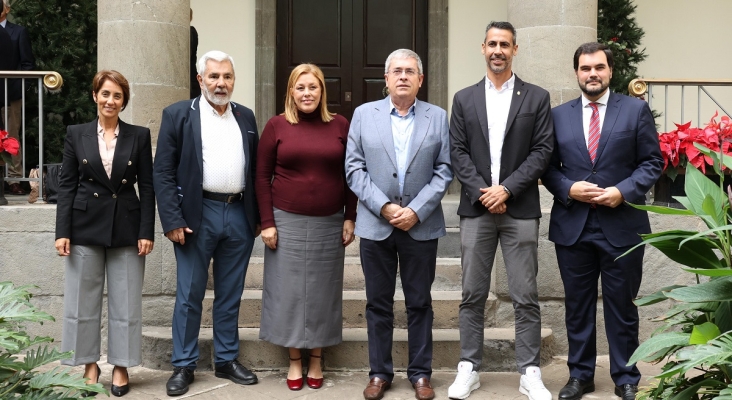 Onalia Bueno, alcaldesa Mogán; José Miguel Rodríguez Fraga, alcalde Adeje; Astrid Pérez, presidenta Parlamento de Canarias; Marco Aurelio Pérez, alcalde San Bartolomé de Tirajana; Isaí Blanco, alcalde La Oliva; y Leopoldo Afonso, alcalde de Puerto de la Cruz