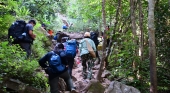 Turistas en el Parque Nacional de Phu Kradueng, Tailandia