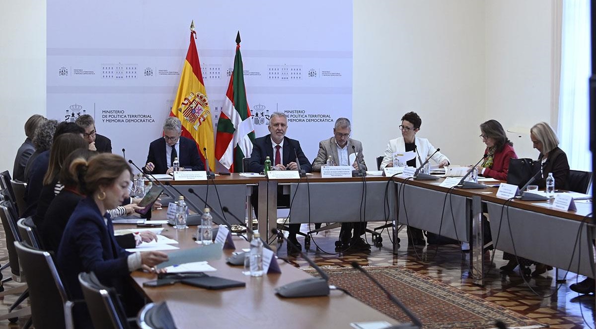 El ministro de Política Territorial y Memoria Democrática, Ángel Víctor Torres, junto a los asistentes a la comisión reunión de la Comisión Mixta de Transferencias Administración del Estado Comunidad Autónoma del País Vasco