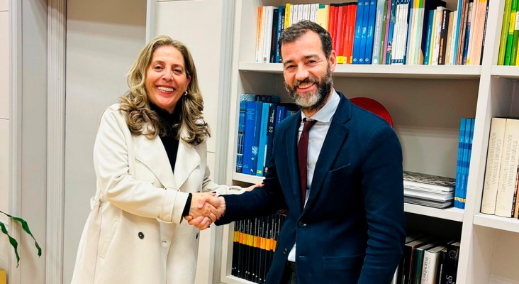 Marlene Figueroa, consejera de Turismo del Cabildo de Fuerteventura y Benito Nuñez Quintanilla, Secretario General de Transportes Aéreo y Marítimo, del Ministerio de Transportes y Movilidad Sostenible