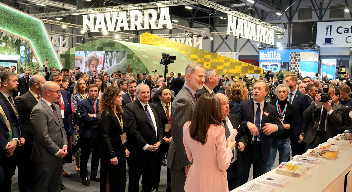 Los Reyes durante su visita a los diferentes estands autonómicos Foto Delegación del Gobierno en Madrid