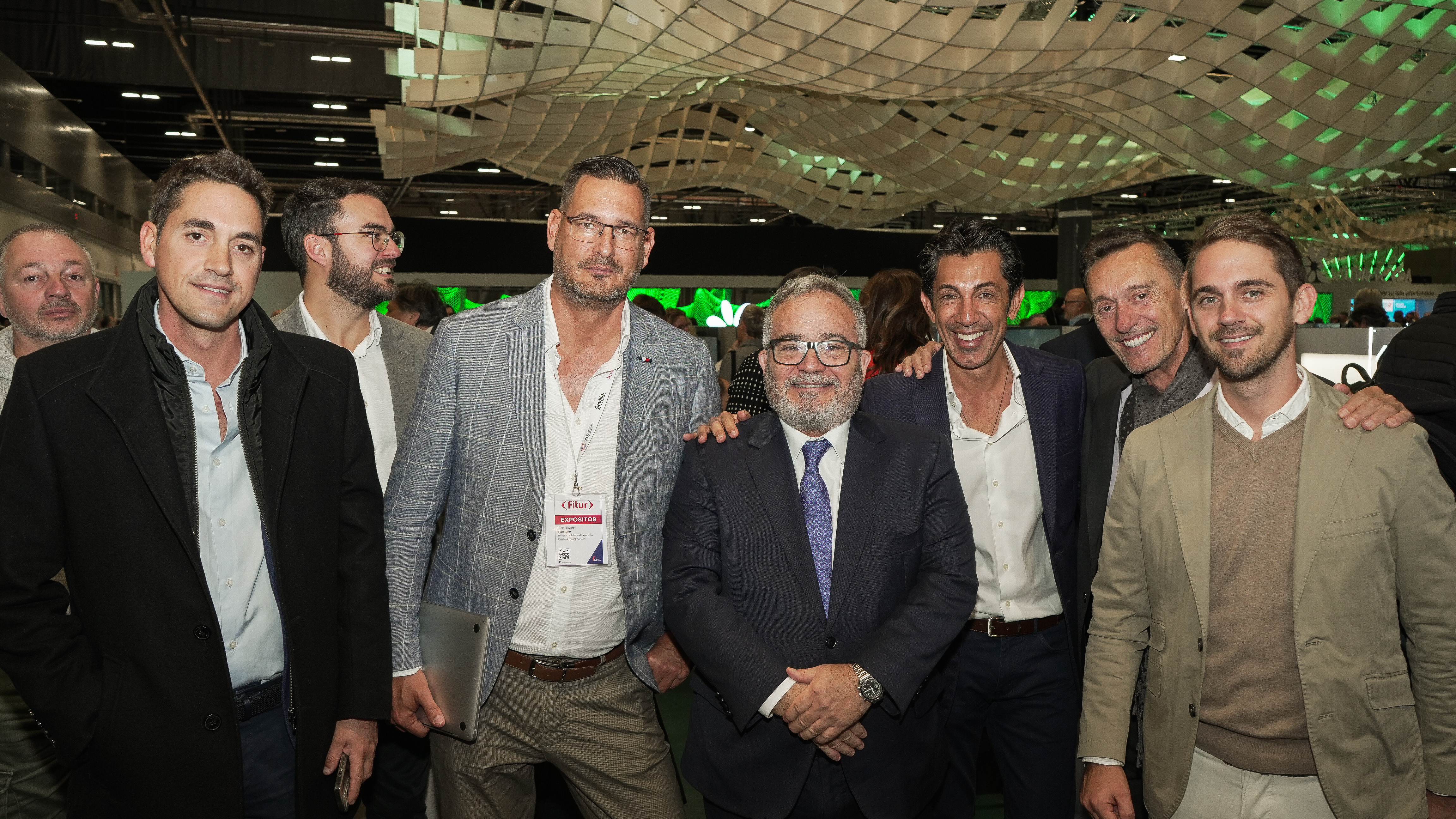 Javier de Angulo con sus hijos, Javier y Guillermo, con Ignacio Moll y Raju Daswani