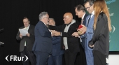 Kike Sarasola entrega el pin de oro a Ignacio Moll, CEO de Tourinews