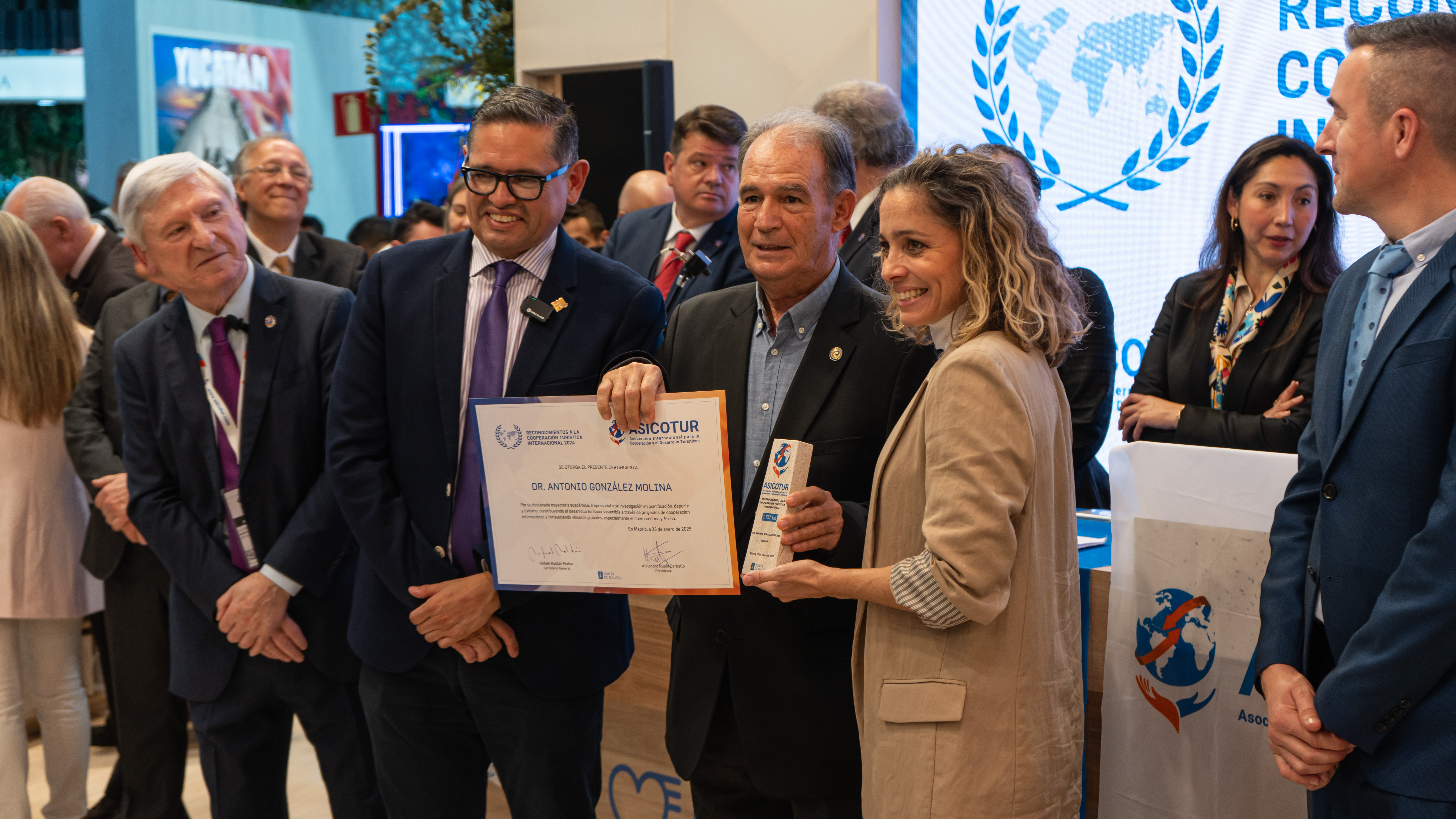 Mateo Estrella Durán, ministro de Turismo de Ecuador, Dr. Antonio González Molina (España); Gloria De León, ministra de Turismo de Panamá; y Antonio Casas, gerente de Agencia de Turismo Galicia