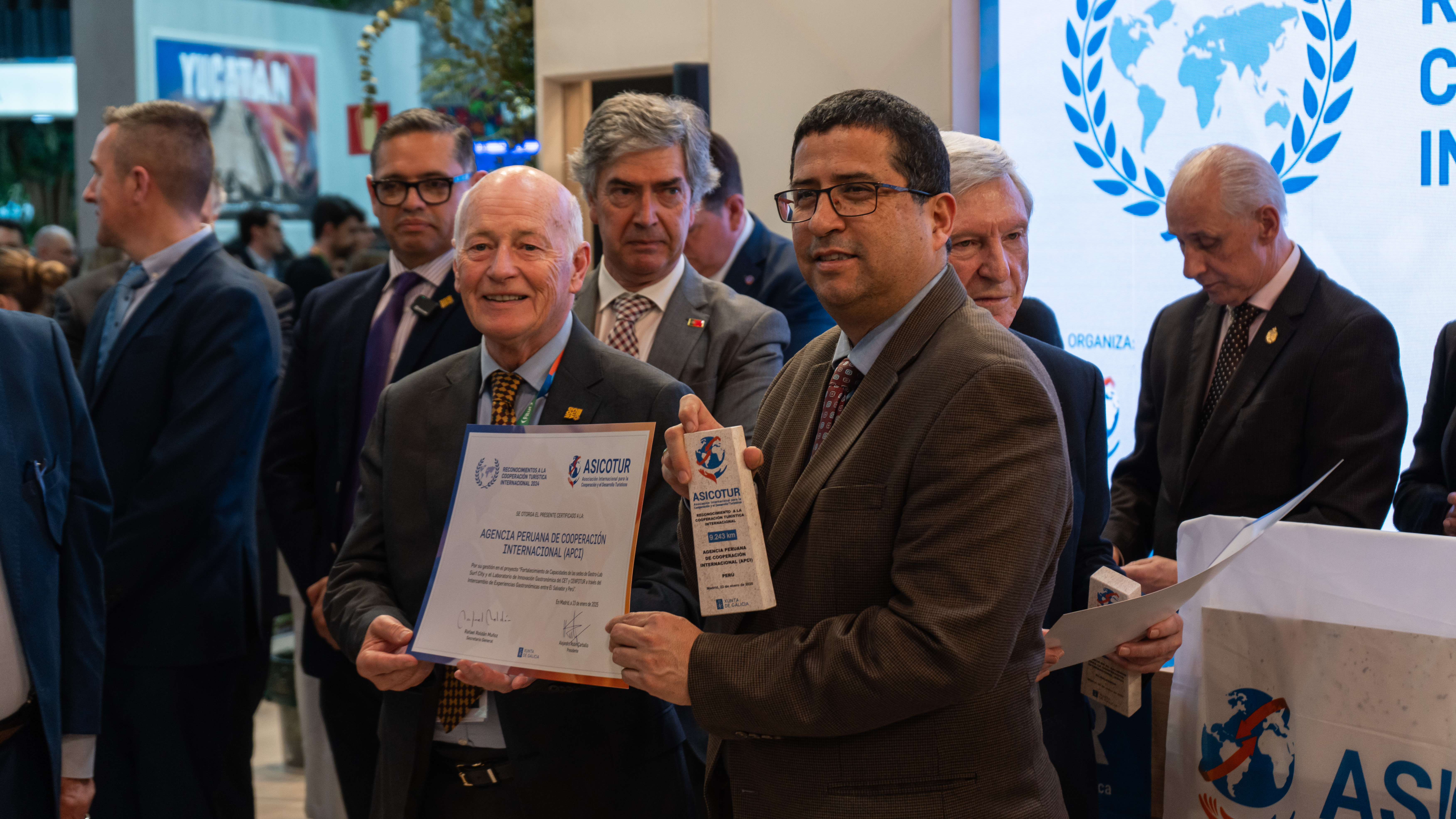 Rafael Roldán, secretario general de ASICOTUR entrega el premio al representante de la Agencia Peruana de Cooperación Internacional