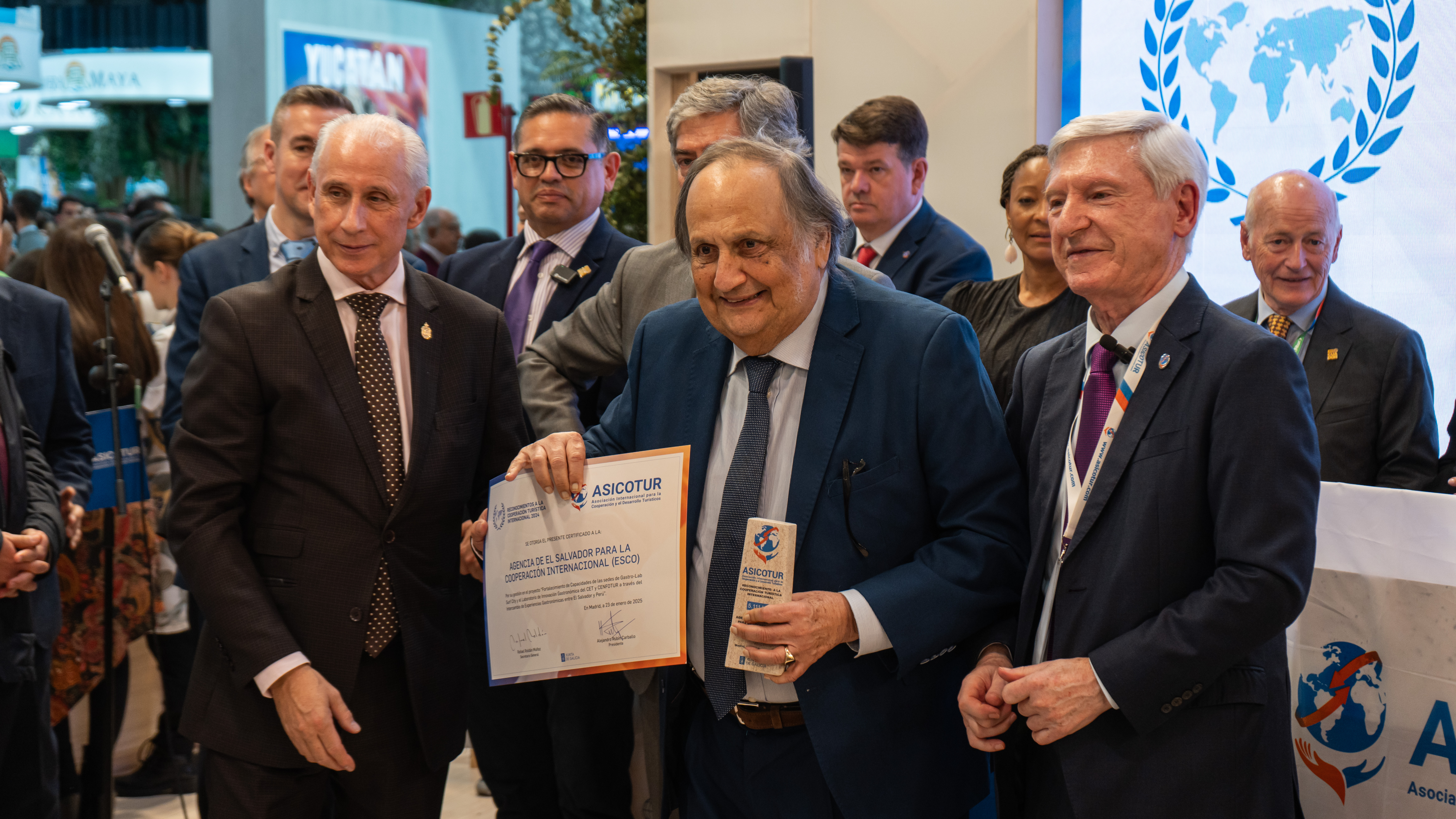 José Carlos de Santiago, tesorero de ASICOTUR; Joaquín Alexander Maza, embajador de El Salvador en España; y Alejandro Rubín Carballo, presidente de ASICOTUR