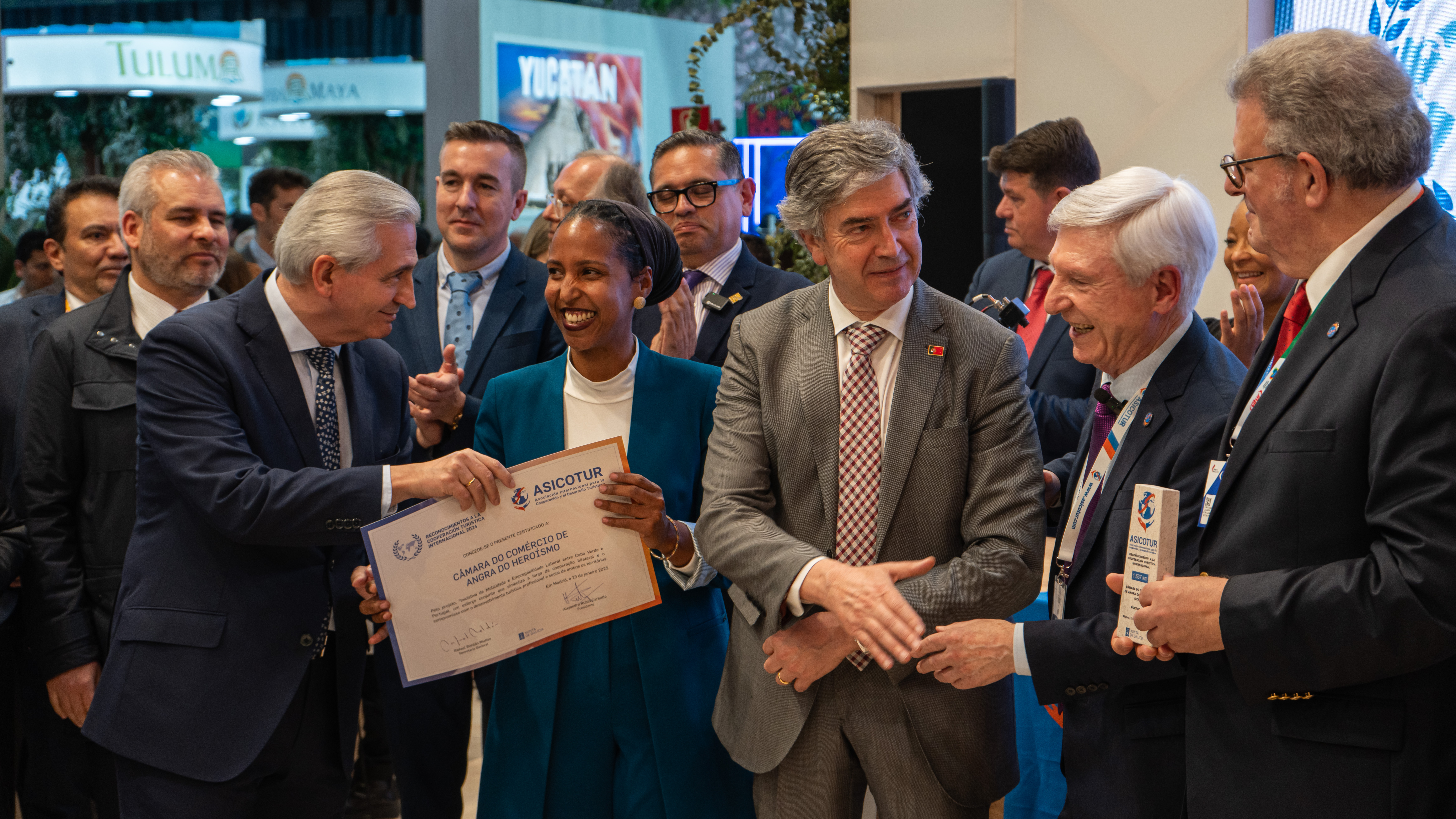 Manuel Mora, directivo de ASICOTUR; Elizandra Barbosa, Cámara de Comercio de Angra do Heroísmo; Pedro Machado, secretario de Estado de Turismo de Portugal; Alejandro Rubín Carballo, presidente de ASICOTUR: y Francisco Coelho 