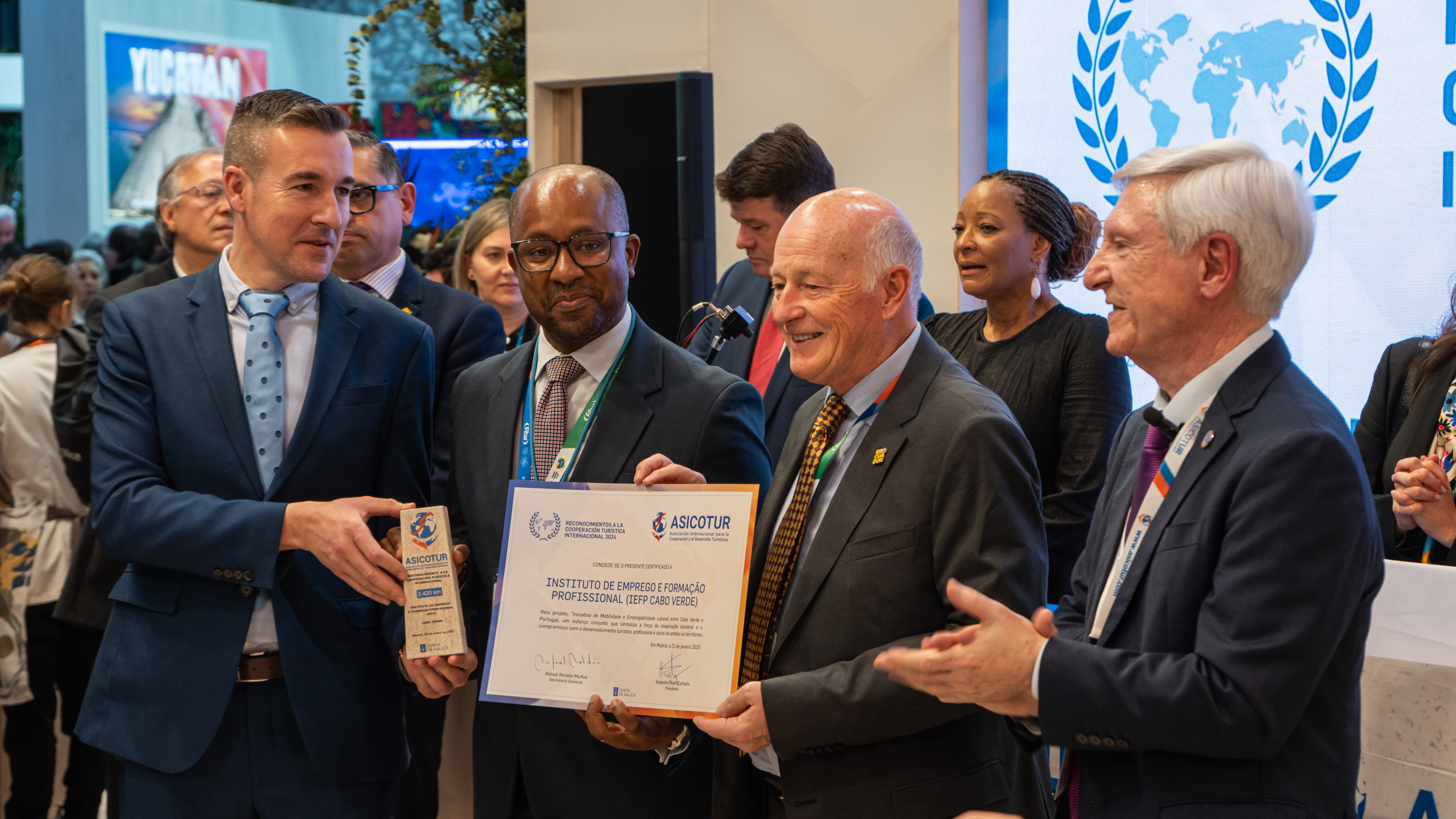 Antonio Casas, gerente de Turismo de Galicia; Hamilton Jair Fernandes, presidente del Instituto de Productos Turísticos de Cabo Verde; Rafael Roldán, secretario general de ASICOTUR; y Alejandro Rubín Carballo, presidente de ASICOTUR