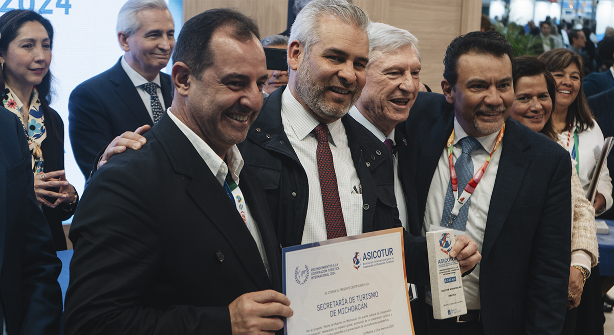 Irapuan Cortes Santos, presidente de Viaje Paraná-Brasil; Alfredo Ramírez Bedolla, Gobernador del estado de Michoacán; Alejandro Rubín Carballo, presidente de ASICOTUR; y Roberto Monroy García, secretario de Turismo de Michoacán