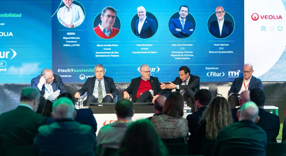 Miguel Mirones moderó la mesa con Marco Aurelio Pérez, alcalde de San Bartolomé de Tirajana; Pere Granados, alcalde de Salou; José Juan González, CEO de Canaragua; y Víctor Monzón, CEO de Bioscore