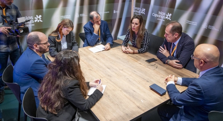 En FITUR, la consejera de Turismo y Empleo, Jessica de León, y su equipo tuvieron un encuentro con los responsables de Booking