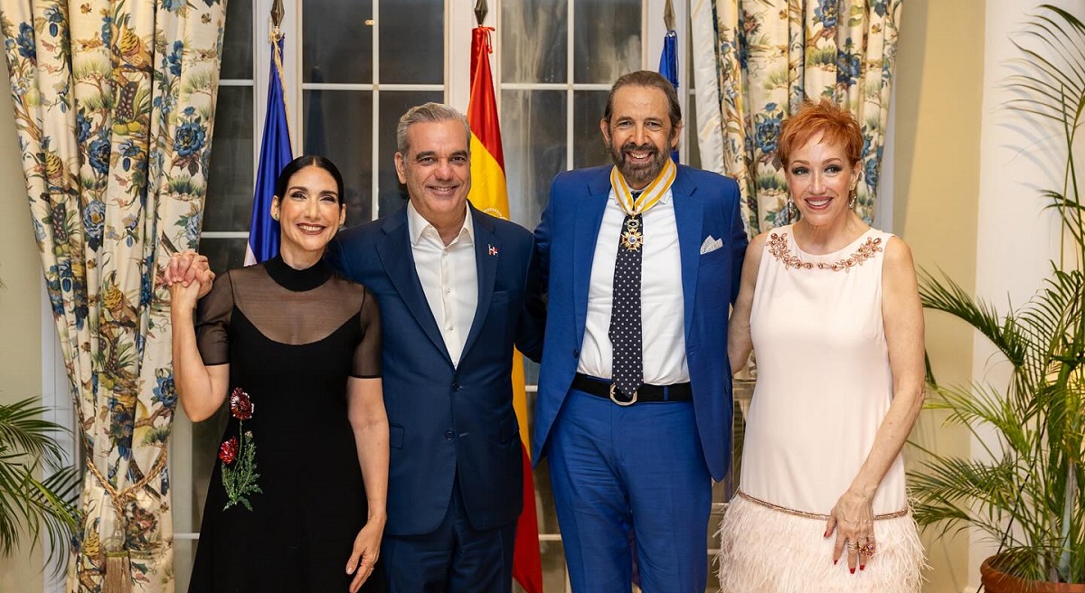 Raquel Arbaje, Luis Abinader, Juan Luis Guerra y Nora Vega Foto Daniel Rodríguez