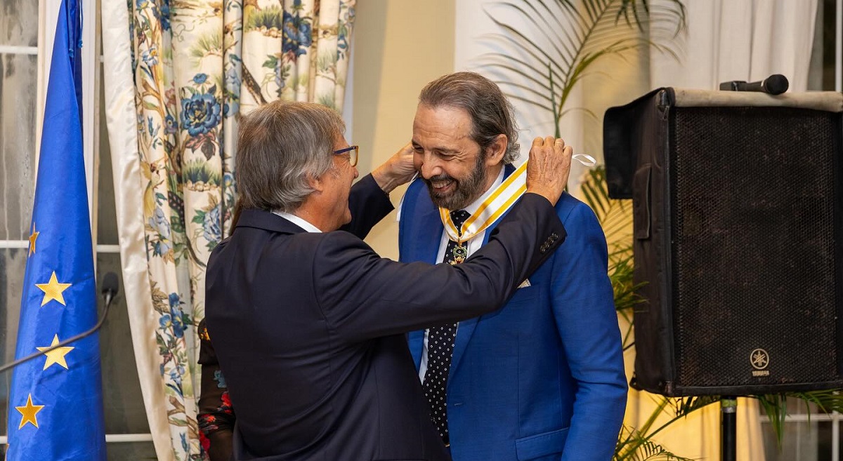 El embajador español en R. Dominicana, Antonio Pérez Hernández, impuso la Encomienda a Juan Luis Guerra Foto Daniel Rodríguez