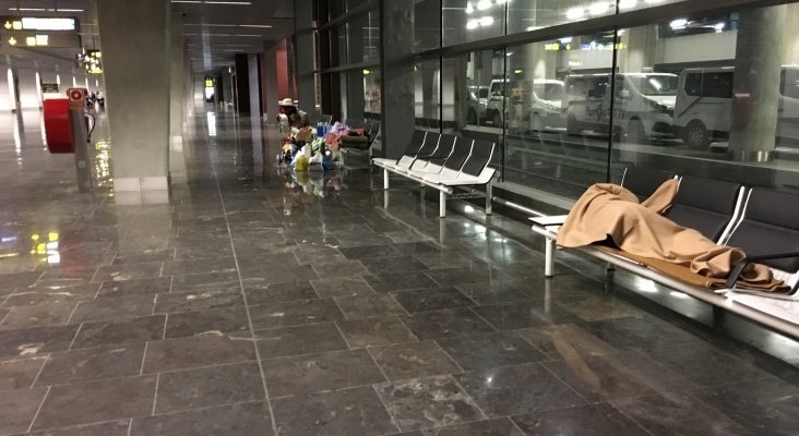 Personas sin hogar durmiendo en el Aeropuerto de Gran Canaria | Foto: Tourinews