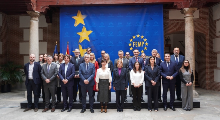 Reunión de la Federación Española de Municipios y Provincias (FEMP) con la ministra de Vivienda, Isabel Rodríguez.