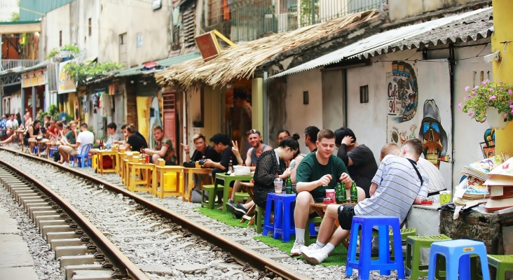 Turistas en la calle del tren de Hanói, Vietnam